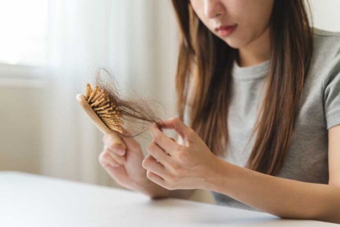 Close-up,Young,Woman,Brushing,Her,Hair,And,Have,Many,Hair